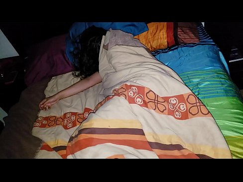 ❤️ Anak tiri berating ibu tiriné enom nalika dheweke turu. ❤ Seks kualitas ing kita